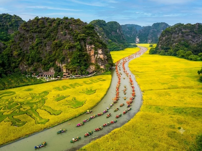 Tam Cốc nổi bật với sông Ngô Đồng giữa núi đá và đồng lúa