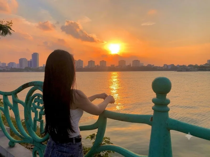 Hồ Tây là địa điểm ngắm hoàng hôn lãng mạn giữa lòng Hà Nội.