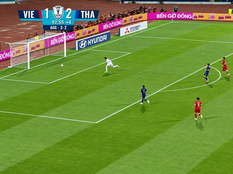 Pha phản lưới nhà của tuyển Thái Lan trong trận đấu với tuyển Việt Nam tại chung kết Asean Cup 2026