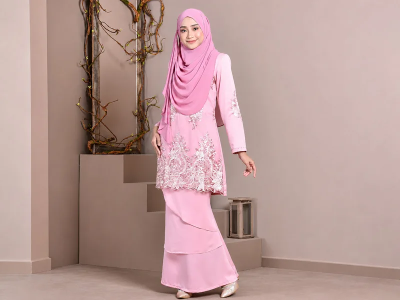 Baju Kurung là trang phục nữ Malaysia với thiết kế kín đáo và thanh lịch
