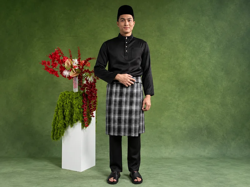 Baju Melayu thường kết hợp áo dài tay, quần dài và khăn sampin